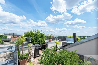 Den Arbeitsalltag im eigenen Whirlpool auf der riesigen Dachterrasse vergessen und die Seele baumeln lassen!