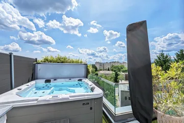 Den Alltag im eigenen Whirlpool auf der riesigen Dachterrasse vergessen und die Seele baumeln lassen!