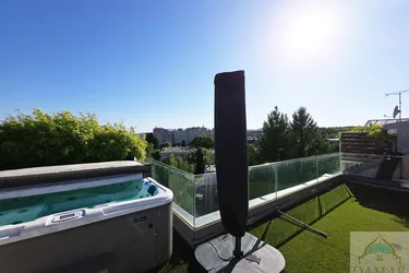 Den Arbeitsalltag im eigenen Whirlpool auf der riesigen Dachterrasse vergessen und die Seele baumeln lassen!