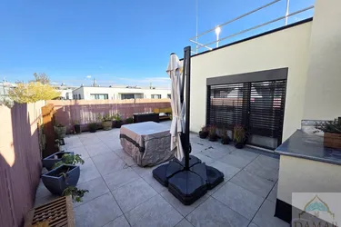 Traumhafte 4-Zimmer-Dachgeschoßwohnung mit großer 65m² Terrasse und Garagenplatz in 1220 Wien – Jetzt zugreifen!