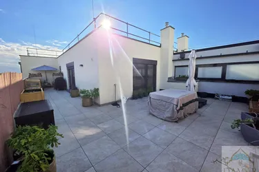Traumhafte 4-Zimmer-Dachgeschoßwohnung mit großer 65m² Terrasse und Garagenplatz in 1220 Wien – Jetzt zugreifen!