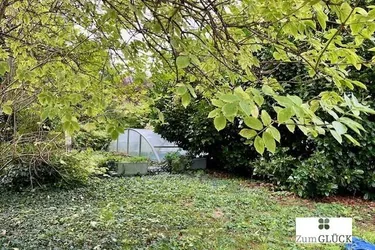 Wunderschönes Grundstück mit renovierungsbedürftigem Haus und Pool