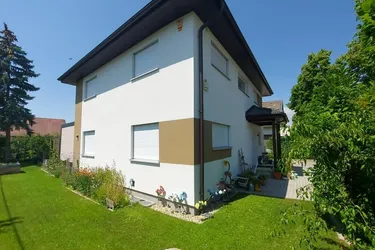 Großzügiges Einfamilienhaus in ruhiger Wohnstraße mit schönem Eigengarten