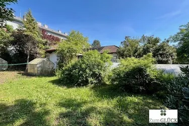 Wunderschönes Grundstück mit renovierungsbedürftigem Haus und Pool