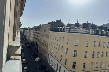 Helle 3-Zimmerwohnung in zentraler Lage - Sanierungsbedürftig