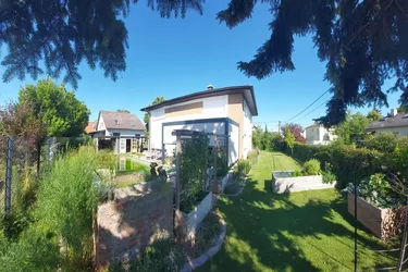 Großzügiges Einfamilienhaus in ruhiger Wohnstraße mit schönem Eigengarten
