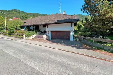 Großes Grundstück mit Landhaus und Hallenschwimmbad