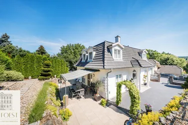 Wunderschöne Landhausstil-Villa eingebettet in einem idyllischen Gartenparadies mit Schwimmteich und Whirlpool