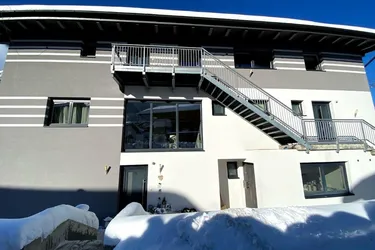 Profitables, modernes Haus mit drei Wohneinheiten