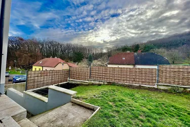 Moderne Doppelhaushälfte mit energiesparender Luftwärmepumpe in absoluter Ruhelage und direkt am Wald