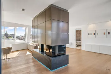 Traumhafte Dachgeschoßwohnung mit großzügiger Dachterrasse in ausgezeichneter Lage steht zum Verkauf - inklusive 2 Garagenstellplätzen und Möblierung