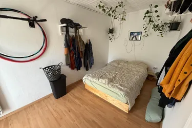 Nachmieter gesucht: Helle 3-Zimmer Dachgeschosswohnung mit zwei Balkon beim Augarten