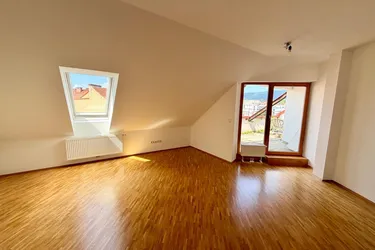 Schlossberg in Sicht: Urbane Dachgeschosswohnung mit Loggia in zentraler Lage zu verkaufen