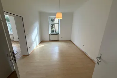 Renovierte 3-Zimmer Wohnung mit Einbauküche und Parkett Nahe Fröbelpark zu vermieten