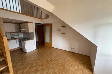 Günstige 2-Zimmer Wohnung mit über 60m2 im Dachgeschoss zu vermieten