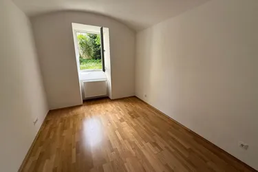 Sanierte Tiefparterre Wohnung Richtung Garten ab sofort zu vermieten
