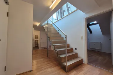 Wunderschöne, helle Dachgeschosswohnung im Herzen von Graz zu vermieten