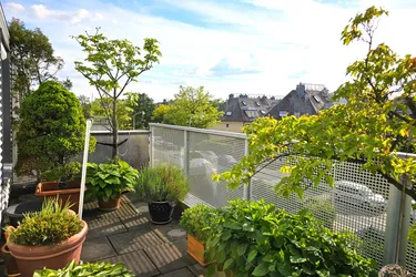 Perfekte Terrassenwohnung – uneinsehbar, grün, ruhig, Tiefgaragenplatz!