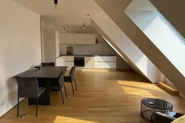 Dachgeschoßwohnung mit Balkon und Fernblick