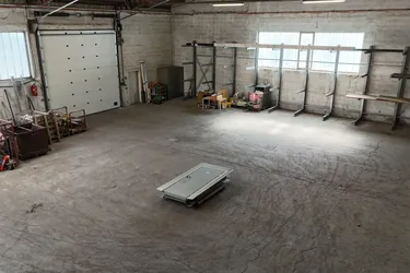 Geräumige Lagerhalle (350m²) mit zwei hohen Einfahrten – vielseitig nutzbar!