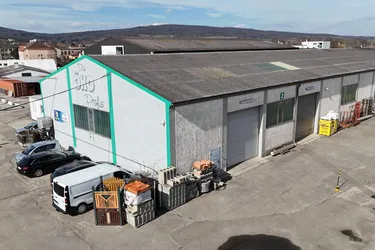 Geräumige Lagerhalle (350m²) mit zwei hohen Einfahrten – vielseitig nutzbar!