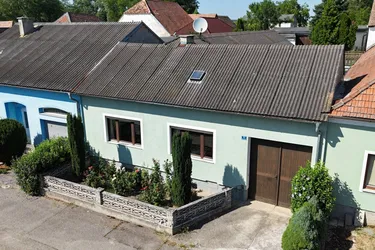 Weinviertler Wohngefühl: Haus mit Innenhof, Stadel und gewölbtem Weinkeller in Kleinriedenthal