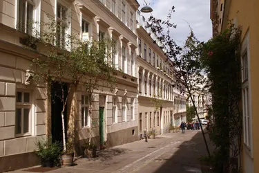 Wohnen in der Myrthengasse – Stilvolle Altbauwohnung in Hofruhelage