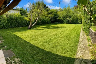 Stadtblick in Ruhelage mit Parkplätzen