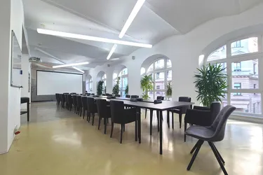 RAUM FÜR GROSSE IDEEN! AUSSERGEWÖHNLICH MIT LICHTDURCHFLUTETER ATELIERFLÄCHE