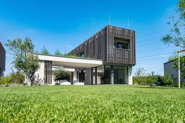 Architektur trifft See – luxuriöses Refugium mit Privatsauna &amp; Atrium