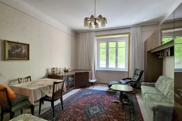 Sanierungsbedürftige Altbauwohnung in guter Lage