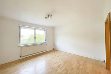 Lichtdurchflutete 62 m² Wohlfühlwohnung – saniert, sofort bezugsbereit &amp; voller Charme.