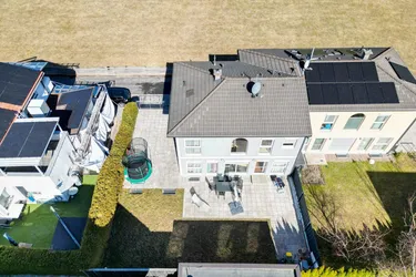 Exklusives Mehrfamilienhaus mit zwei Wohneinheiten, großzügigen Terrassen und Alpenblick