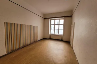 SANIERUNGSBEDÜRFTIGE 3 ZIMMER WOHNUNG IN EINEM CHARMANTEN ALTBAU