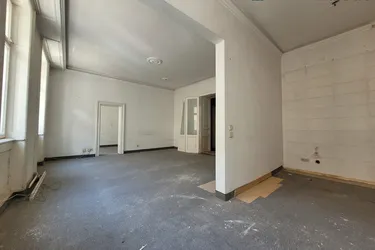 GROSSZÜGIGE 2 ZIMMER WOHNUNG ZUM SELBER GESTALTEN BEIM SERVITENVIERTEL