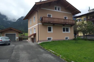 Expose ANLAGEOBJEKT / Gepflegtes Zweifamilienhaus in Zentrumslage, mit Garage und großem Garten