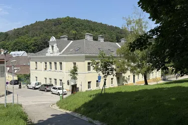 Wohnungspaket mit 3 Wohnungen, 1 vermietet, 2 sanierungsbedürftig, Garage + DG-Flächen
