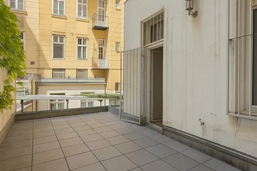 Geräumige Altbauwohnung mit großer Terrasse und Balkon