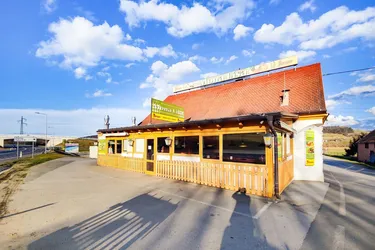 Anlageobjekt mit vermieteter Pizzeria, Wohnung und Pachtflächen in guter Lage.