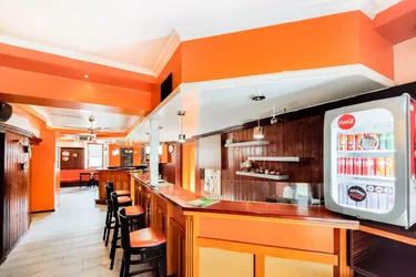 Anlageobjekt mit vermieteter Pizzeria, Wohnung und Pachtflächen in guter Lage.