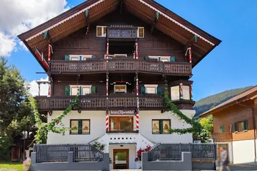 Traditionshotel in Bestlage von Kirchberg – Touristisch genehmigt mit direktem Hahnenkamm-Blick.