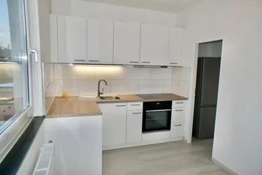 Expose Top sanierte, provisionsfrei 4 Zimmerwohnung in zentraler Lage