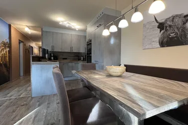 Exklusive Wohnqualität in Hall: Großzügige 4 (5) Zimmer Wohnung mit Garten, Terrasse und 2 Stellplätzen