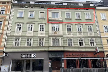 Eleganz trifft Altbaucharme – Stilvoll sanierte Wohnperle in der Anichstraße