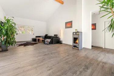 Wohnen mit Raum und Ruhe: Lichtdurchfluteter Holzriegel-Bungalow in Klagenfurter Top-Lage