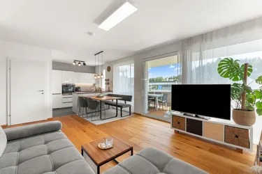 Modern wohnen mit Schlossblick – neuwertige 3-Zimmerwohnung mit Terrasse &amp; Carport in Moosburg