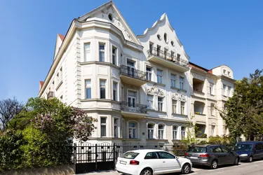 Entzückende 2-Zimmer-Wohnung mit 2 Balkonen in stilvollem Altbau nahe Schönbrunn