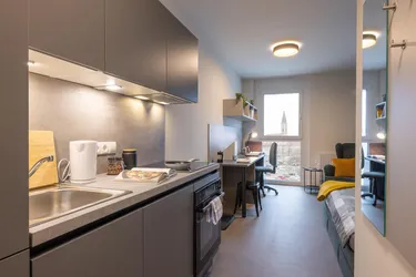 Top-moderne, voll ausgestattete Wohnungen im Zentrum von Graz. Das perfekte Zimmer für deine Studienzeit oder deinen ersten Job. Zimmer ab 599 €/Monat. All-inclusive-Miete. Eigenes Bad und Kitchenette in allen Wohnungen.