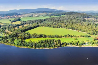 LIPNO LIFE: Exklusive Baugrundstücke direkt am See