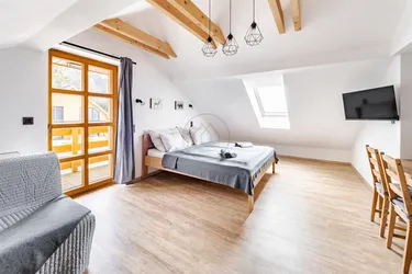 LIPNO REAL: Modernes 1-Zimmer-Apartment mit Balkon und Pool